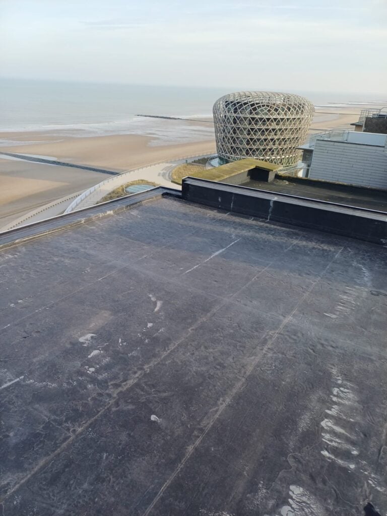Plat dak van een appartementsgebouw aan de kust in EPDM