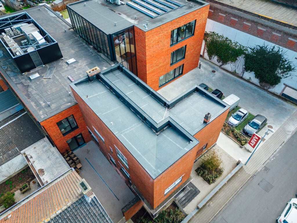 Plat dak van een kantoorgebouw inRoeselare afgewerkt met EPDM en dakrandprofiel