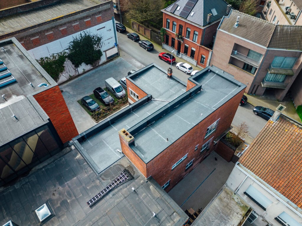 Plat dak van een kantoorgebouw in Roeselare afgewerkt met EPDM en dakrandprofiel